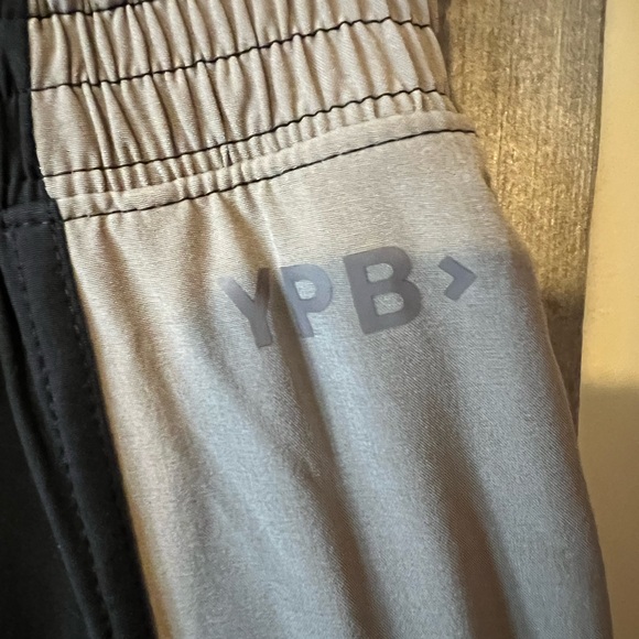 Women’s Abercrombie & Fitch YPB athletic shorts like new size xs - Picture 3 of 4